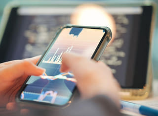 Investidor verificando o processo transparente de levantamento e de transferência de fundos