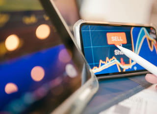 Trader multimarcas analisando Bitcoin, Ethereum e opções cambiais