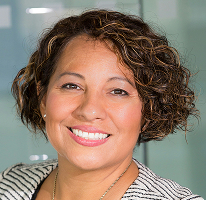 Retrato de Claire Ashford, diretora de conformidade em regulamentação financeira